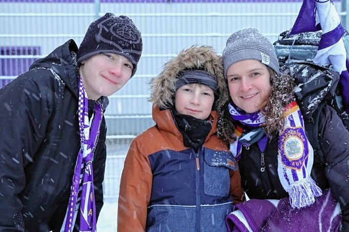 "Ihm ist es gelungen, wieder ein Team zu formen" - Nicole Schmidt und ihre beiden Söhne Willi (Mitte) und Simon sind glühende Fans des FC Erzgebirge Aue. 