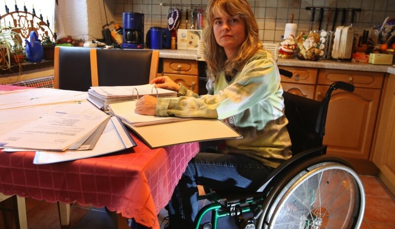Ihre letzten Schritte machte Simone vor fast 9 Jahren - 
              <p class="artikelinhalt">Jahrelang musste Simone Günther, die seit 2001 im Rollstuhl sitzt, darum kämpfen, dass sie überhaupt als schwer behindert eingestuft wurde.</p>
            