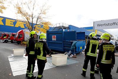 Ikea nimmt nach Vorfall regulären Betrieb wieder auf - Mitarbeiter und Besucher mussten draußen warten. Die Feuerwehr war mit einem Großaufgebot angerückt und evakuierte das Gebäude.