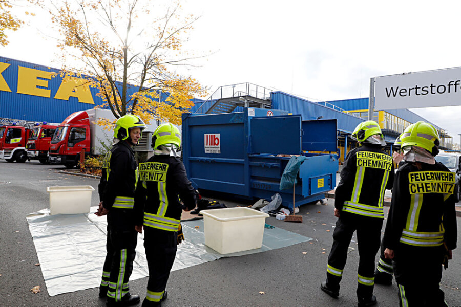 Ikea nimmt nach Vorfall regulären Betrieb wieder auf - Mitarbeiter und Besucher mussten draußen warten. Die Feuerwehr war mit einem Großaufgebot angerückt und evakuierte das Gebäude.
