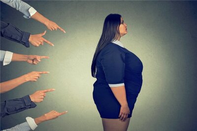 IKK-Studie zeigt: Vorurteile machen krank - Doppelte Last: Übergewichtige Menschen erfahren oft Ablehnung. 