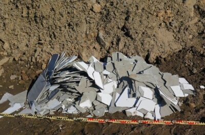 Illegal Asbest in Olbernhau entsorgt - Polizei bittet um Hinweise - Wer kann Hinweise zu den Asbestschiefer-Platten an einer Baustelle in Olbernhau geben?