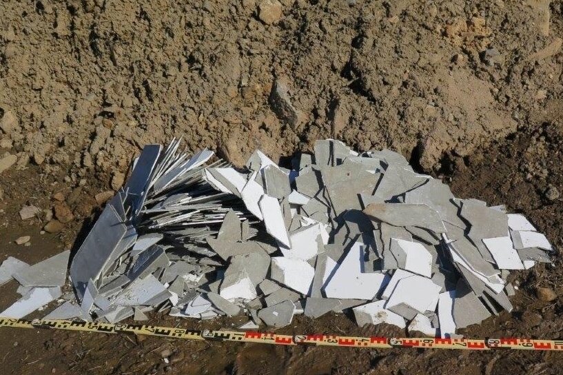 Illegal Asbest in Olbernhau entsorgt - Polizei bittet um Hinweise - Wer kann Hinweise zu den Asbestschiefer-Platten an einer Baustelle in Olbernhau geben?