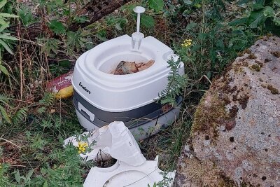 Illegale Camper lassen sogar Toilette am Schlemmteich in Gottesberg liegen - Von Campern am SchlemmteichGottesberg zurückgelassene Toilette und diverser Müll.