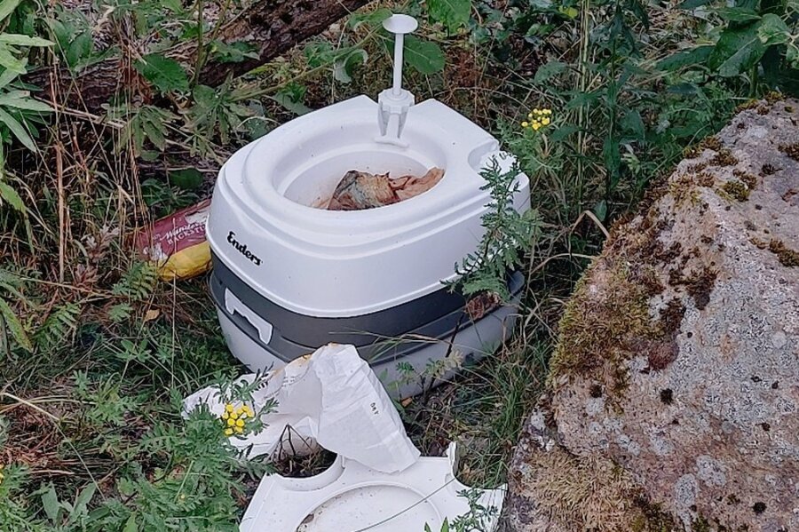 Illegale Camper lassen sogar Toilette am Schlemmteich in Gottesberg liegen - Von Campern am SchlemmteichGottesberg zurückgelassene Toilette und diverser Müll.