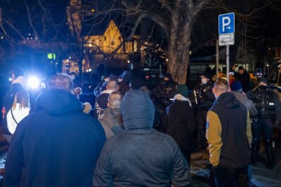 Illegale Coronaproteste in Sachsen: Folgt die Strafe auf dem Fuß? - In Plauen versammelten sich am Sonntagabend erneut Hunderte Teilnehmer eines "Spaziergangs".
