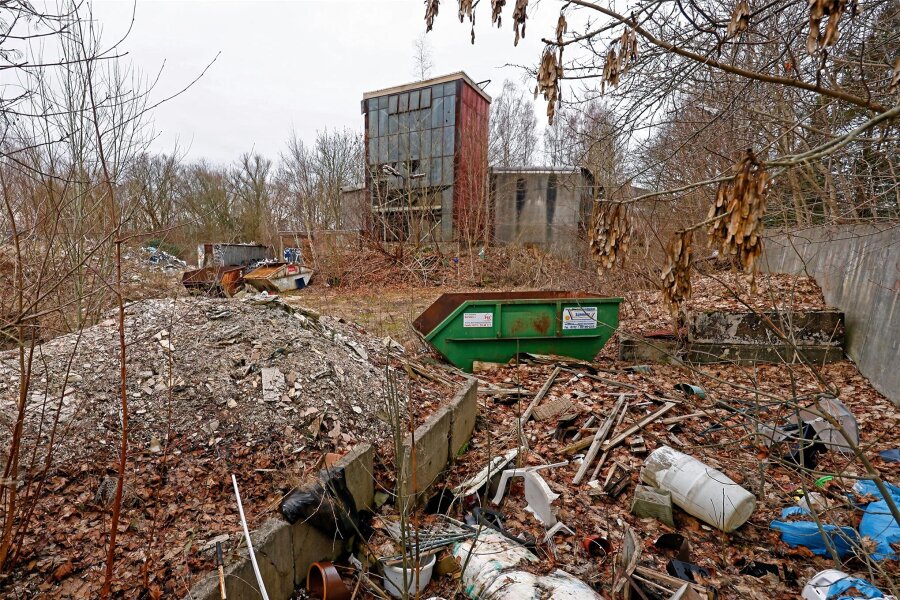 Illegale Deponie in Oberlungwitz wartet weiter auf die Entsorgung - Container, Plastik, Bauschutt und Ruinen warten an der Nutzung 46 in Oberlungwitz weiter auf die Entsorgung.