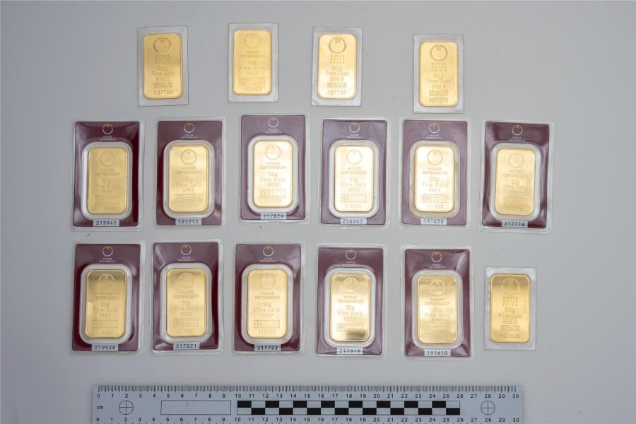 Illegale Finanzgeschäfte: Polizei beschlagnahmt Goldbarren und Bargeld bei Reichsbürgern - Foto: LKA Sachsen