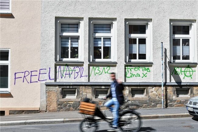 Illegale Graffiti: Freiberg führt Negativliste in Mittelsachsen an - Schmierereien an Hausfassaden wie hier an der Freiberger Oststraße sind erst vor wenigen Tagen angezeigt worden. 