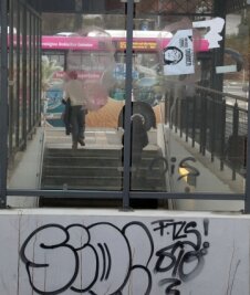 Illegale Graffiti machen den Bahnhof zum Schandfleck - Wände und Scheiben an den Treppenaufgängen sind zugesprüht.