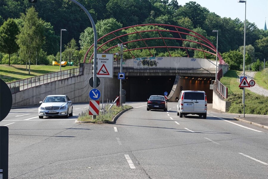 Illegales Autorennen in der Innenstadt von Zwickau: Polizei beschlagnahmt zwei VW Golf GTI - Die Polizei hat die beiden VW Golf GTI kurz nach dem City-Tunnel in Zwickau gestoppt.