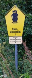 Illegales Betreten von Naturschutzgebieten in Westsachsen nimmt zu - Die Beschilderung des Naturschutzgebietes bei Callenberg weist auf das Betretungsverbot hin, das zunehmend häufiger ignoriert wird. 