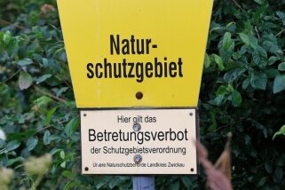 Illegales Betreten von Naturschutzgebieten in Westsachsen nimmt zu - Die Beschilderung des Naturschutzgebietes bei Callenberg weist auf das Betretungsverbot hin, das zunehmend häufiger ignoriert wird. 