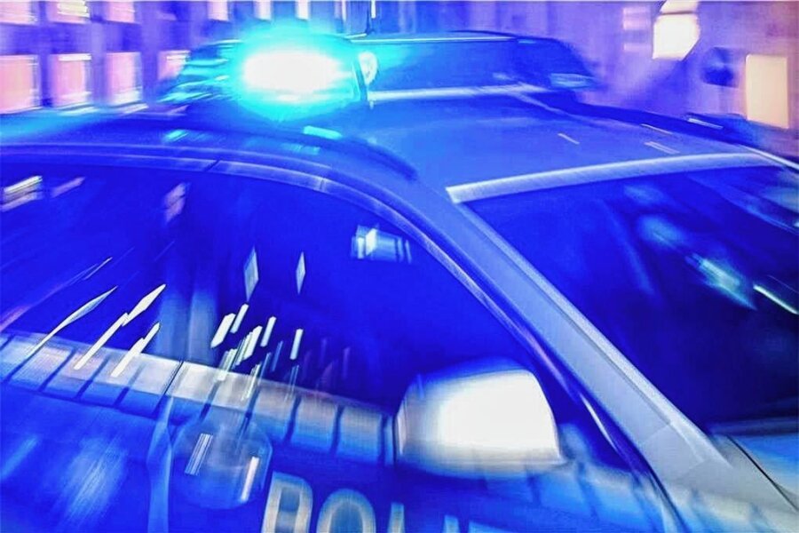 Illegales Rennen in Zwickau - Polizei stoppt Audi und VW - Die Polizei hat am Mittwochabend zwei Autos in Zwickau gestoppt, die sich ein illegales Rennen geliefert hatten. 