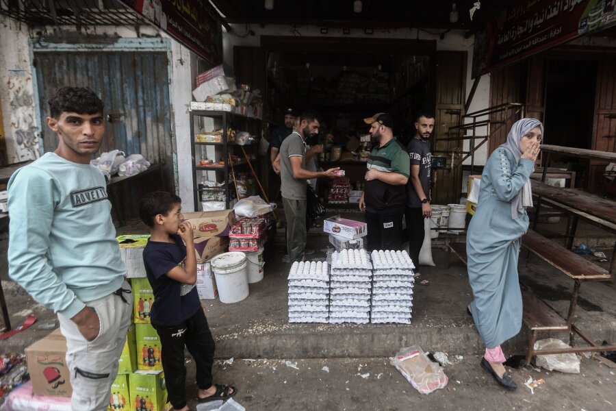 ILO: Verheerende Arbeitslosigkeit im Gazastreifen - Menschen kaufen auf einem Markt im Gazastreifen Lebensmittel ein. Nach acht Monaten Krieg liegt die Arbeitslosigkeit im Gazastreifen nach einer neuen Analyse bei 79,1 Prozent.