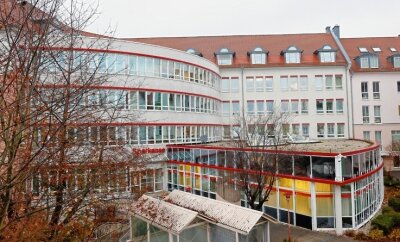 Im alten Finanzamt verschwinden Papierberge - Das Sparkassengebäude in Hohenstein-Ernstthal. Procurax nutzt hier 2248 Quadratmeter Bürofläche des ehemaligen Finanzamtes.