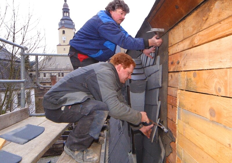 Im April beginnt das Stühlerücken - Andreas Dietz (oben) und Andre Lange legen die Holzverschalung unterhalb des Dachfirsts frei. 