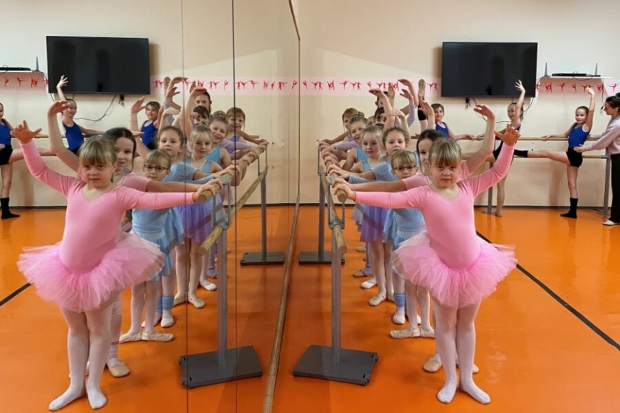 Die Motivation ist riesengroß bei den kleinen Tänzerinnen in Schwarzenberg, die an der Ballettstange das Einmaleins des klassischen Tanzes erlernen. Dazu gehört Spannung von der Finger- bis in die Fußspitze. 