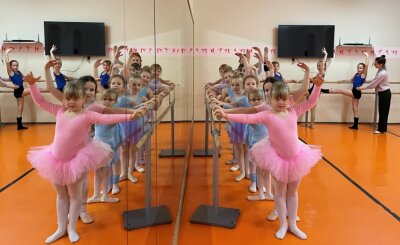 Im Ballettsaal wird wieder getanzt - Die Motivation ist riesengroß bei den kleinen Tänzerinnen in Schwarzenberg, die an der Ballettstange das Einmaleins des klassischen Tanzes erlernen. Dazu gehört Spannung von der Finger- bis in die Fußspitze. 