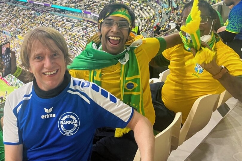 Im Barkas-Shirt bei der "Selecao" - Unter einigen Brasilien-Fans kennt man nun auch den SV Barkas Frankenberg: Frank Götze hat beim WM-Spiel zwischen Brasilien und Kamerun seinen Heimatverein repräsentiert. Insgesamt sah er in Katar fünf Partien in fünf verschiedenen Stadien. 
