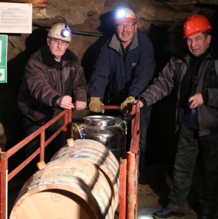Im Bergwerk reifen nun Whisky und Rum - Bergführer Bernd Prager, Ulrich Viertel und Bernd Rossius (von links) schafften die Whiskyfässer ins Bergwerk. 