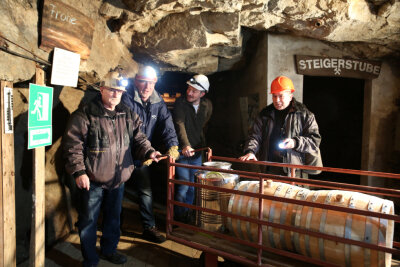 Im Bergwerk reifen nun Whisky und Rum - Bergwerksleiter Wolfgang Zais, Ulrich Viertel und Bernd Rossius (von links) schafften die Whiskyfässer ins Bergwerk. 