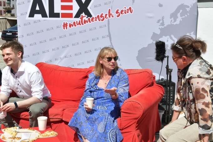 Im Dialog auf dem roten Sofa - Alexander Geißler, Bundestagskandidat der mittelsächsischen SPD (links), hatte Sachsens Sozialministerin Petra Köpping (SPD) (Mitte) eingeladen. Sie stellte sich den Fragen von Einwohnern. 