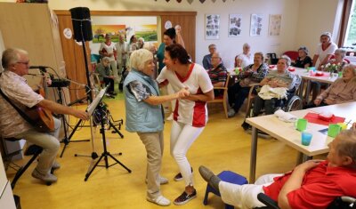 Im DRK-Pflegezentrum in Lichtenstein geht die Post ab - Das zehnjährige Bestehen des DRK-Pflegezentrums in Lichtenstein haben Bewohner und Pfleger kräftig gefeiert. Thea Lindner und Schwester Stefanie hielt es nicht auf den Plätzen. Sie tanzten zur Freude des Hermsdorfer Alleinunterhalters Wolfgang Erler. 