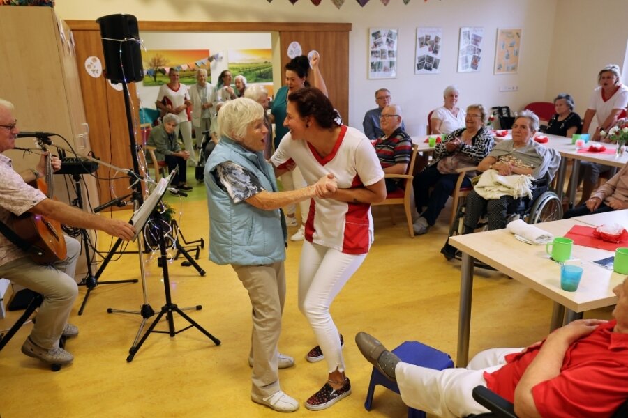 Im DRK-Pflegezentrum in Lichtenstein geht die Post ab - Das zehnjährige Bestehen des DRK-Pflegezentrums in Lichtenstein haben Bewohner und Pfleger kräftig gefeiert. Thea Lindner und Schwester Stefanie hielt es nicht auf den Plätzen. Sie tanzten zur Freude des Hermsdorfer Alleinunterhalters Wolfgang Erler. 