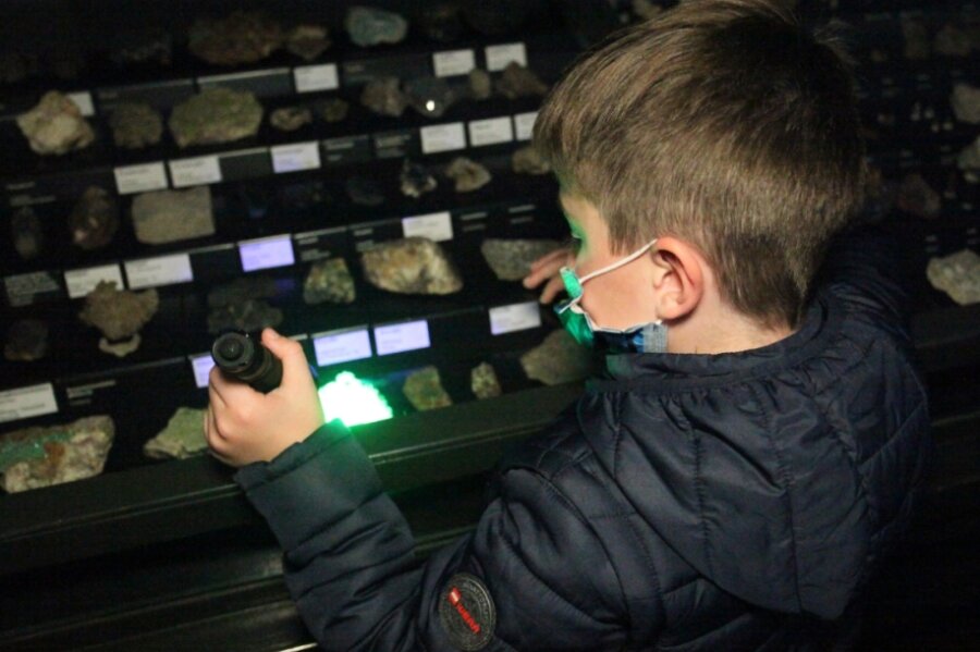 Im Dunkeln durchs Museum geistern - In den dunklen Kunstsammlungen können Kinder unter UV-Licht funkelnde Minerale und Edelsteine entdecken. 