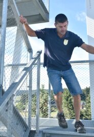Im Eilzugtempo auf den Turm - 96 Stufen und 14 Podeste waren zu bewältigen, als Einzelstarter sogar zweimal nacheinander. Im Foto Christian Hermann vom Team Freiwillige Feuerwehr Remtengrün. 