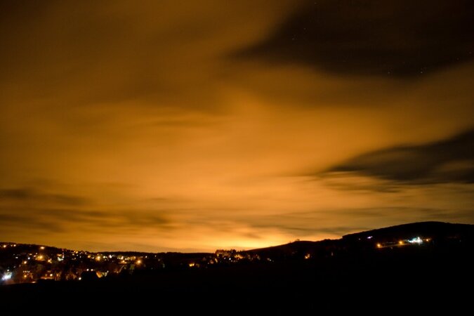 Der Nachthimmel über Seiffen war am Montagabend orangerot erleuchtet. Die Anwohner gerieten in helle Aufregung.