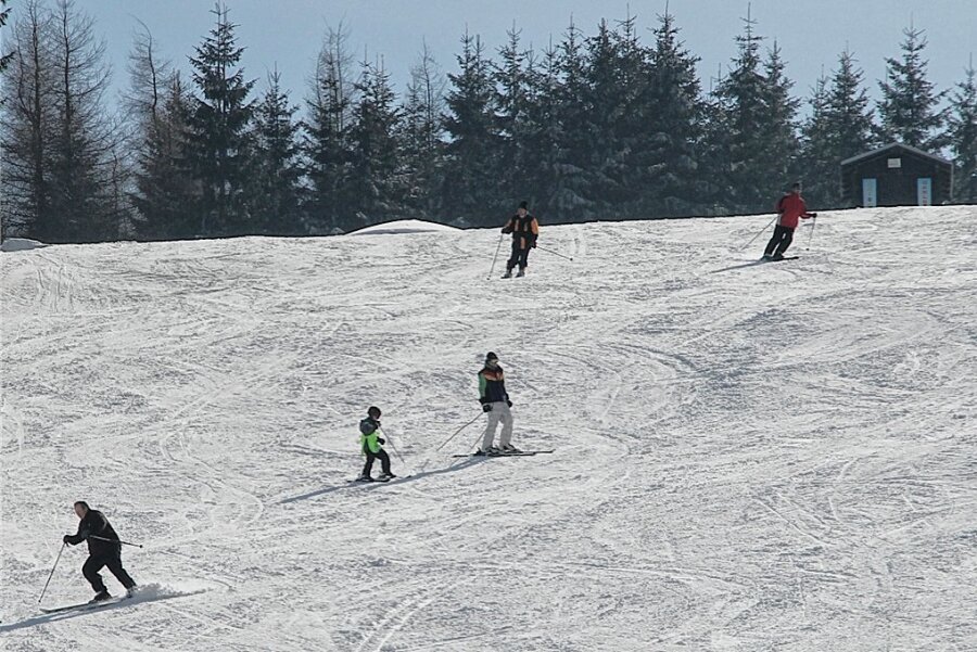 Im Erzgebirge sind weitere Skihänge und Loipen bereit - Auch auf dem Skihang am Carlsfelder Hirschkopf startet am heutigen Sonnabend die Saison. 