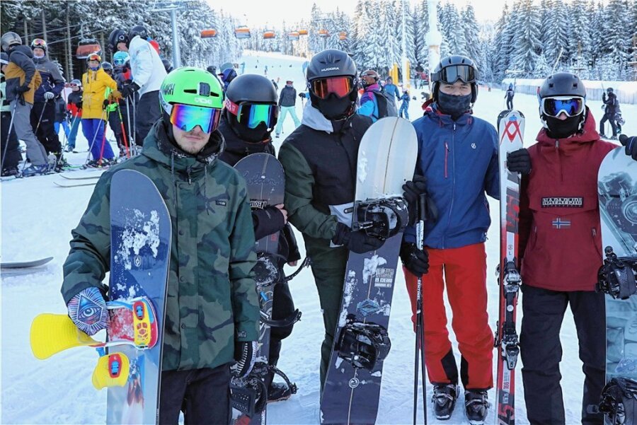 Im Erzgebirge startet Skisaison mit Kaiserwetter - Michel Döhler, Lukas Bergner, Sven Ernstberger, Jonas Schmidt und Marius Kuhl (von links) aus Oberfranken lieben den Keilberg und nahmen auch die Schlange am Lift in Kauf.  