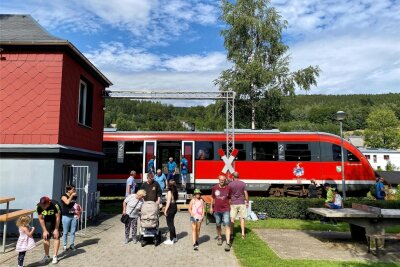 Im Erzgebirge steht wieder eine Bahnstrecke vor dem Aus - Mit dem Zug zum Sommerfest: Die Erzgebirgsbahn fuhr am Samstag auf der Strecke Olbernhau-Neuhausen bis zum Stellwerk in Oberneuschönberg.