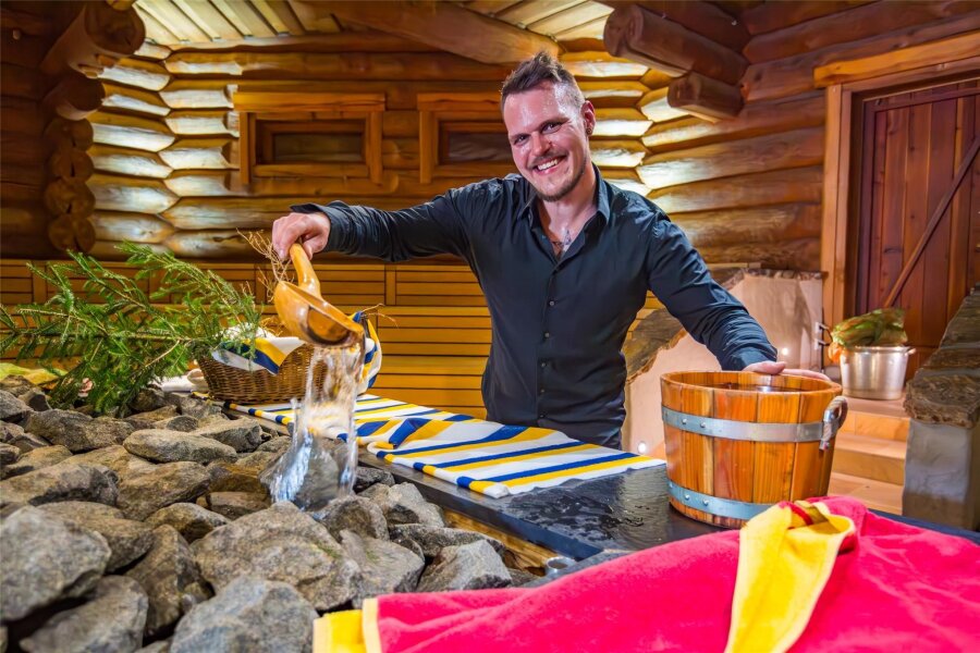 Im Erzgebirge üben sich künftige Sauna-Meister - Tino Salopek vom Team der Badegärten bei den Vorbereitungen für den Eröffnungsaufguss.