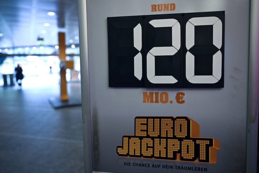 Im Eurojackpot liegen 120 Millionen Euro - Ein Schild wirbt für die Gewinnsumme von 120 Millionen Euro im Eurojackpot.