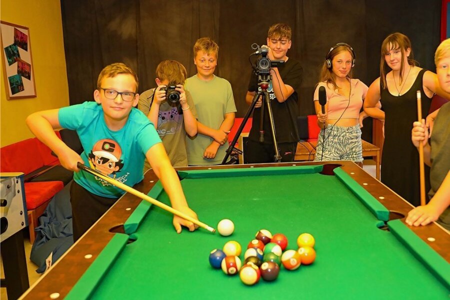 Im Jugendclub "Exil" in Lichtentanne spielen Nick, Danilo, Anton, Florian, Neele, Nele und Bruno (von links) in den Sommerferien nicht nur Billard. Die Jugendlichen arbeiten auch an einem Medienprojekt. 