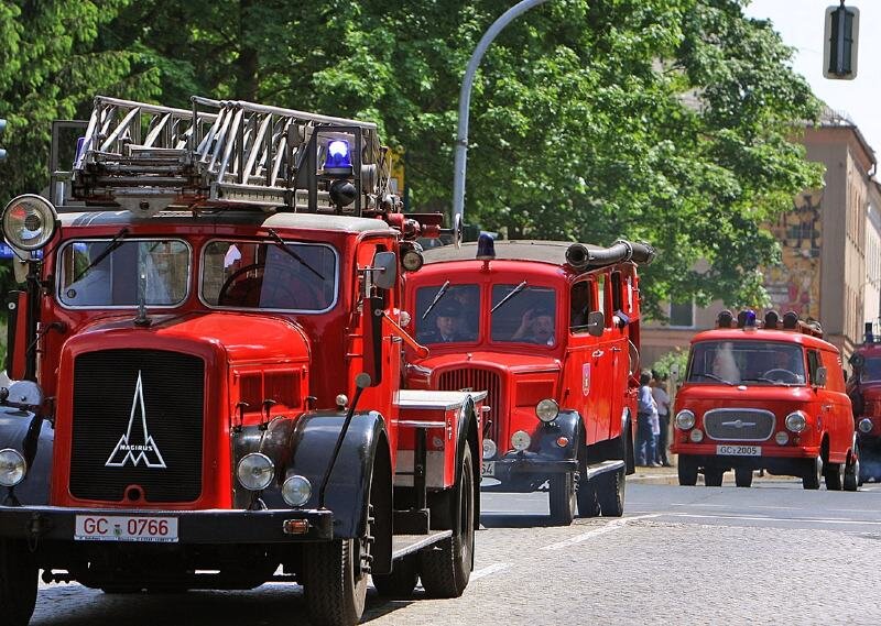 
              <p class="artikelinhalt">Der Umzug durch Glauchau war der Höhepunkt des Feuerwehrfestes am Wochenende. Die Wehr beging ihr 145-jähriges Bestehen und zeigte unter anderem historische Technik<b>.</b></p>
            