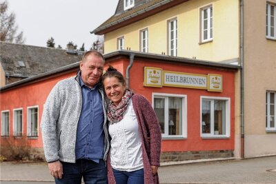 Im "Heilbrunnen" in Grumbach sorgen sich jetzt Heilpraktiker um die Gäste - Heike und Carsten Schmidt durchleben gerade eine gleichermaßen aufregende wie anstrengende Zeit. Mit dem Hotel und Restaurant "Heilbrunnen" in Grumbach starten sie in einen neuen Lebensabschnitt.
