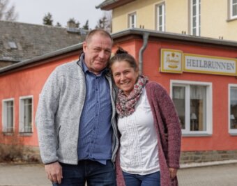 Im "Heilbrunnen" sorgen sich jetzt Heilpraktiker um die Gäste - Heike und Carsten Schmidt durchleben gerade eine gleichermaßen aufregende wie anstrengende Zeit. Mit dem Hotel und Restaurant "Heilbrunnen" in Grumbach starten sie in einen neuen Lebensabschnitt.