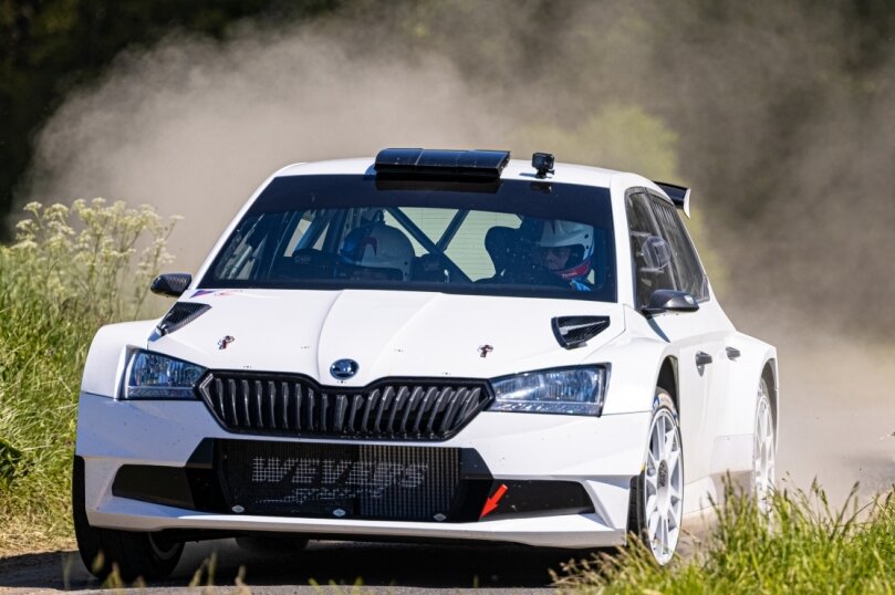 "Im Herbst kann alles passieren" - Carsten Mohe in seinem neuen Arbeitsgerät, dem Škoda Fabia Rally2. Auf dem Bild ist der Crottendorfer während einer Fahrt auf einer Teststrecke unterwegs. 