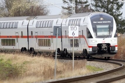 Im IC von Freiberg an die Ostsee - Per Intercity-Doppelstockzug - hier eine Aufnahme von einem IC aus dem Jahr 2020 in Mecklenburg-Vorpommern - können Bahnreisende künftig von Freiberg nach Warnemünde gelangen. 