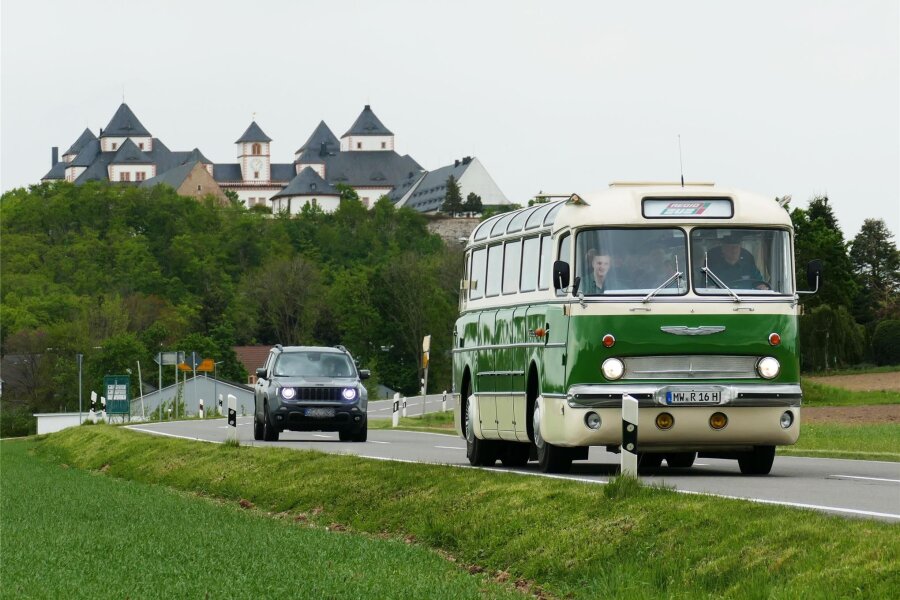 Im Ikarus 55 auf Zeitreise: Museumstour durchs Erzgebirge weckt Begeisterung - und viele Erinnerungen - An allen Stationen wurde der Zeitplan eingehalten. Auch auf dem Weg von Augustusburg nach Zschopau war der Ikarus 55 pünktlich.