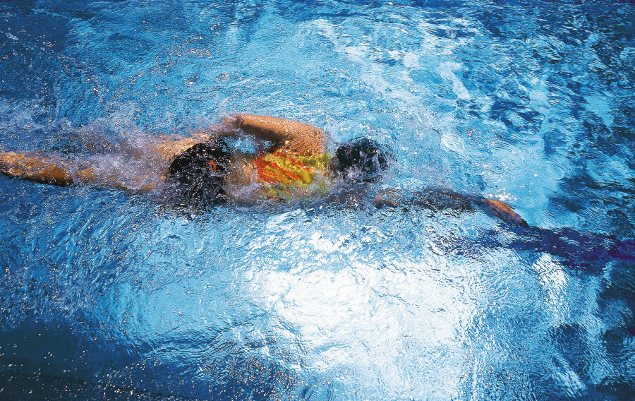 Beim Schwimmen kommt es auch aufs regelmäßige Ausatmen ins Wasser an.