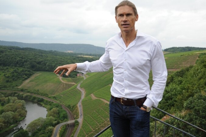 Im kühlen Tal der Weine - Einer der Protagonisten, die sich für die Anbauregion starkmachen, ist Roman Niewodniczanski. Ihm gehört das Weingut van Volxem. 