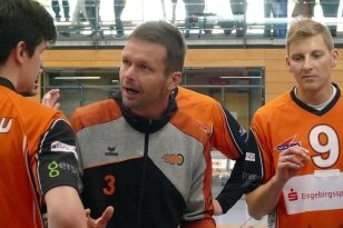 Trainer Andreas Richter schwört sein Team ein. 