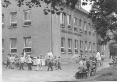 Im Kindergarten ziehen wieder Knirpse ein - Der Kindergarten "Anne Frank" im Zentrum von Schwarzenberg. Ein Bild aus der Chronik: Ab 1962 bot er 100 Kindern Platz zum Spielen. Der große Garten hinterm alten Schulgarten lag nur wenige Schritte entfernt. 
