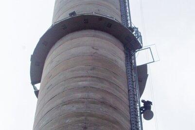 Im Klettereinsatz am höchsten Bauwerk des Vogtlands - Die Esse der Envia Therm: Mit Sicherheitsgurt, Karabinern und Seilen ausgerüstet klettern die Profis bis auf 150 Meter in die Höhe. 