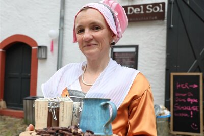 Im Kostüm des berühmten Schokoladenmädchens auf Schloss Rochsburg - Madeleine Last war im Kostüm des berühmten Schokoladenmädchens nach einem Gemälde von Liotard auf der Rochsburg zu sehen.